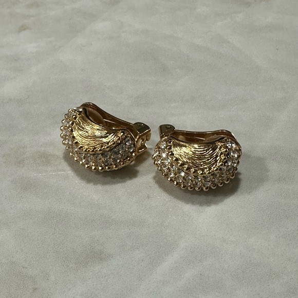 Authentic Christian Dior Rhinestone Earring metal EUC
Dior - Picture 7 of 11